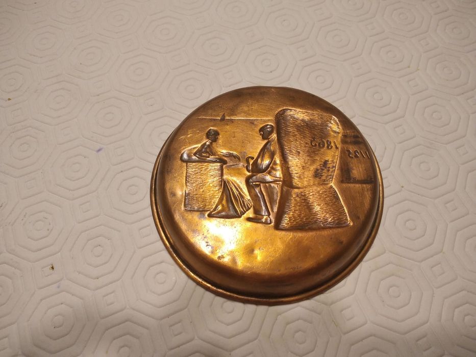 Prato em cobre, com 10 cm de diâmetro