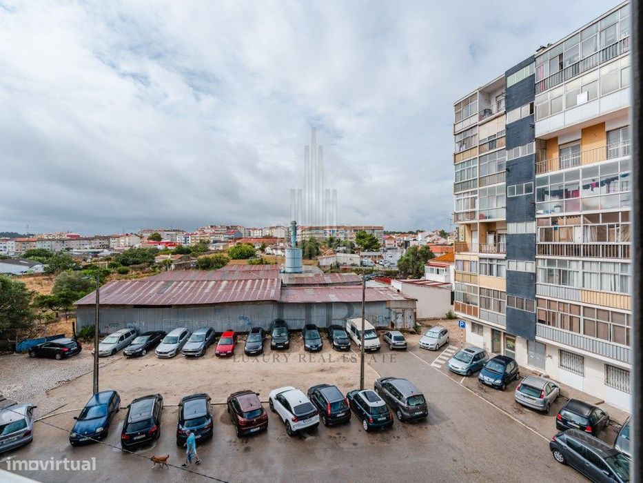T2 Moderno e Remodelado com Varanda Fechada | Fogueteiro|Seixal