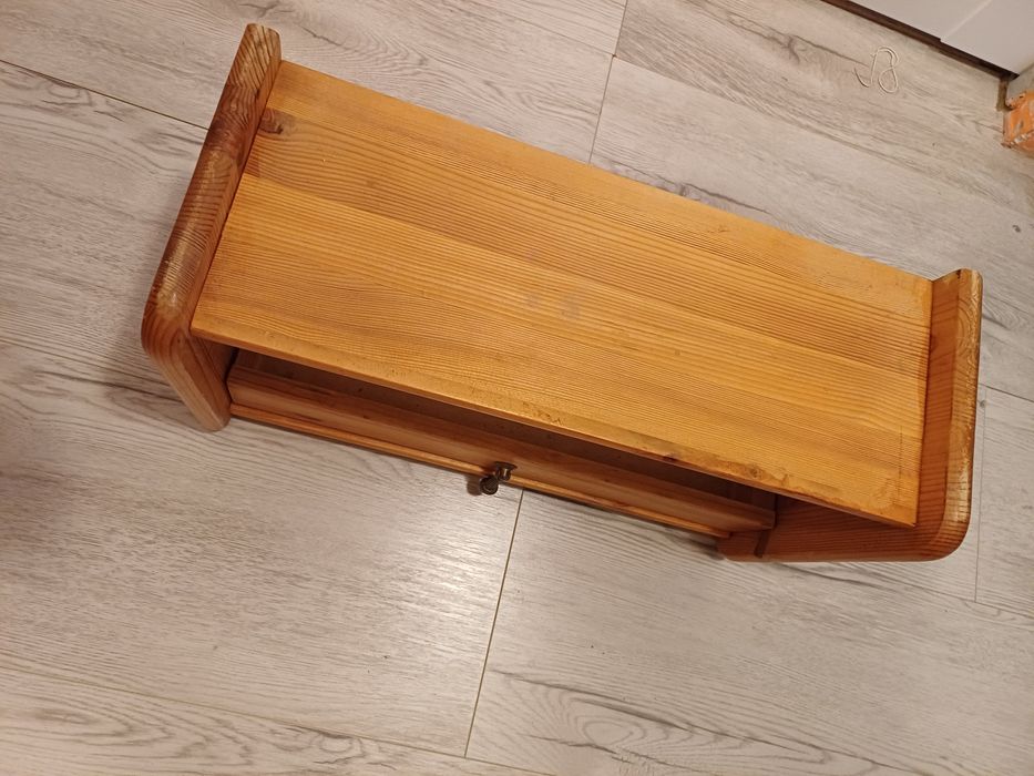 Półka z drewna sosnowego