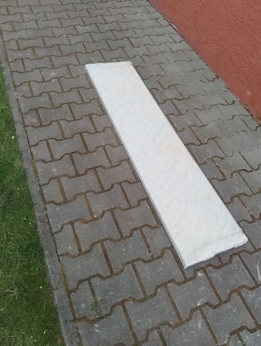 Okno z   demontażu z parapetem