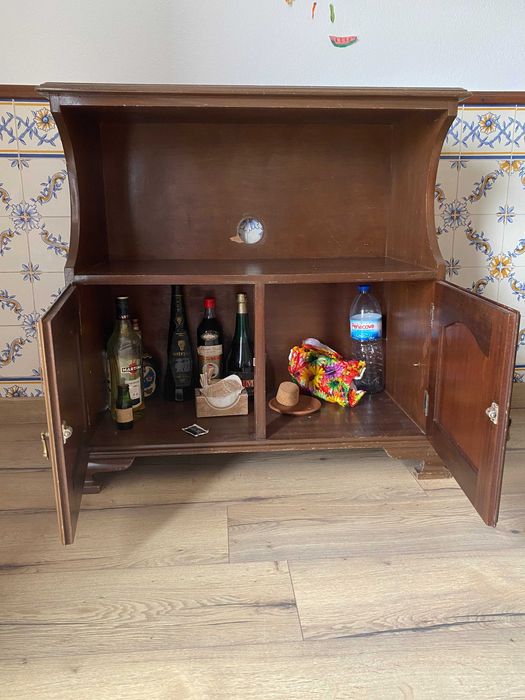 Móvel de Madeira Versátil - 2 Portas | Ideal para Sala