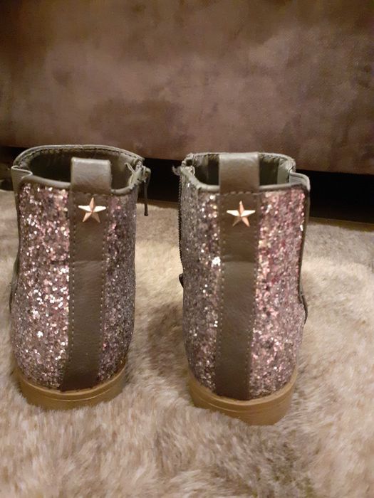 półbuty jesienno-zimowe dla dziewczynki (wkładka ok. 19,5 cm).