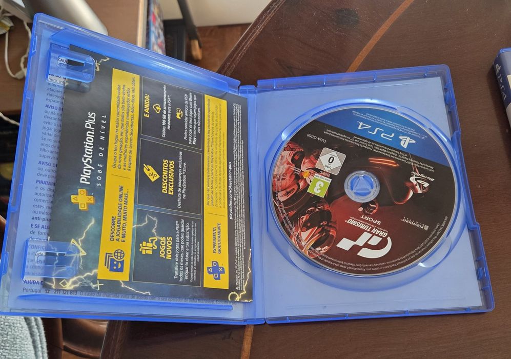 PlayStation 4 (PS4) + 2 Comandos + 3 Jogos | COMO NOVO