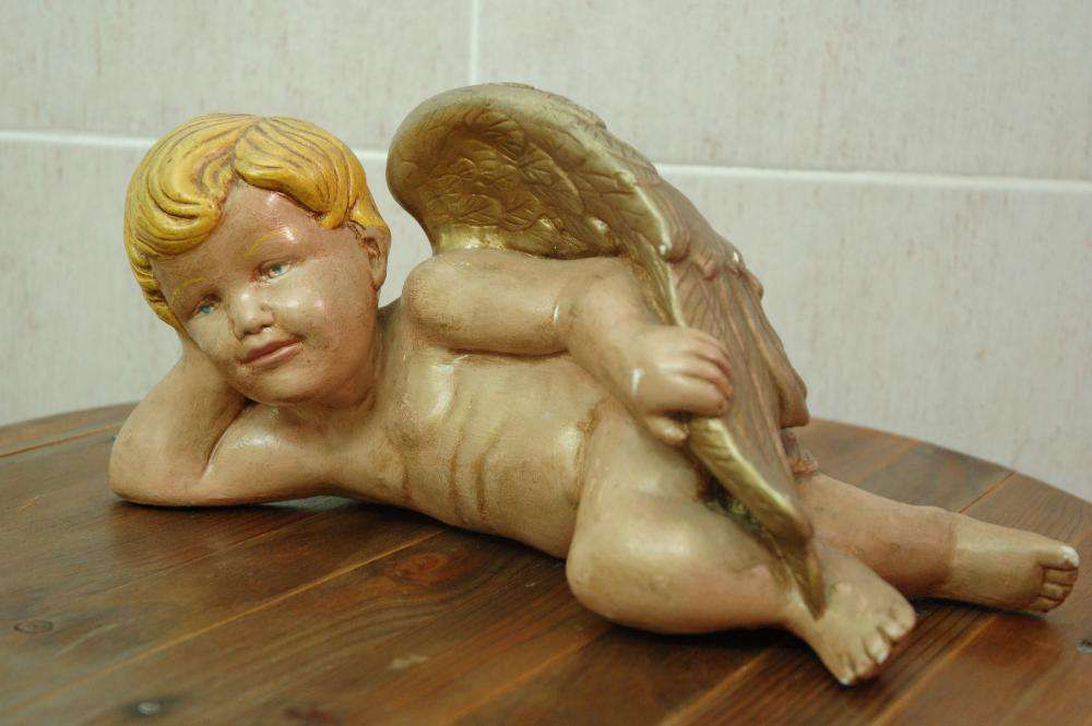 Anjo deitado antigo em gesso pintado