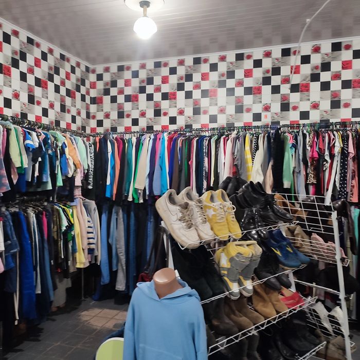 Продам одяг та взуття