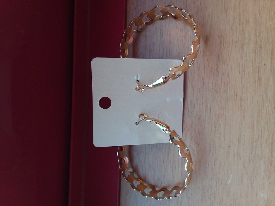 Argolas douradas com corações