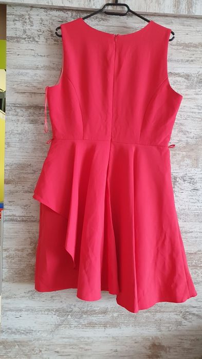 Sukienka z baskinką 46