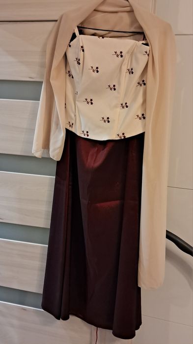 Elegancka sukienka z gorsetem i szalem 36