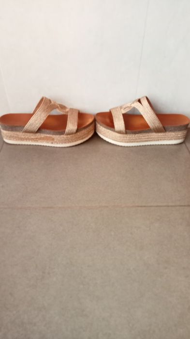 Sandálias/chinelos com salto compensado