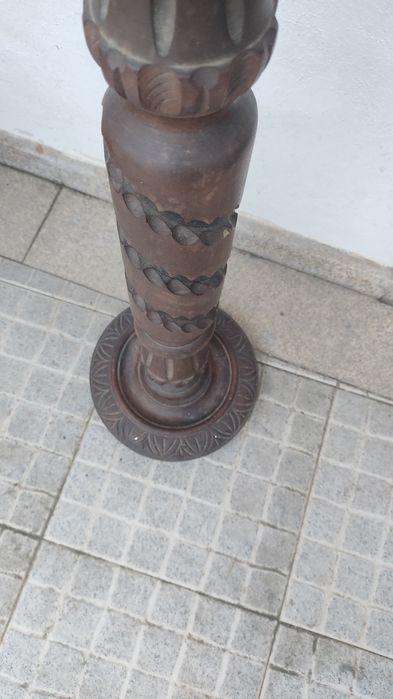 Coluna em madeira