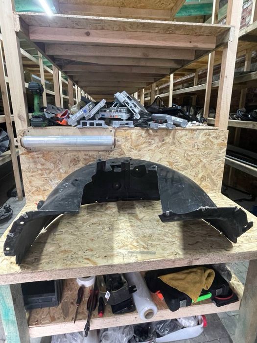 Задній пікрилок Rivian