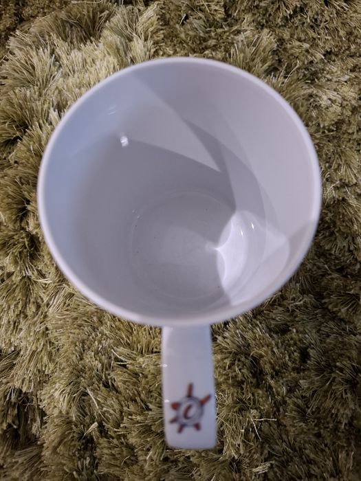 Caneca de porcelana da coleção Vimaranes da Vista Alegre. 
A coleção f