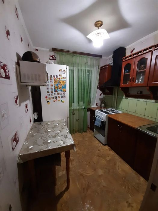 Продається двокімнатнак вартира на Новомиколаївці.