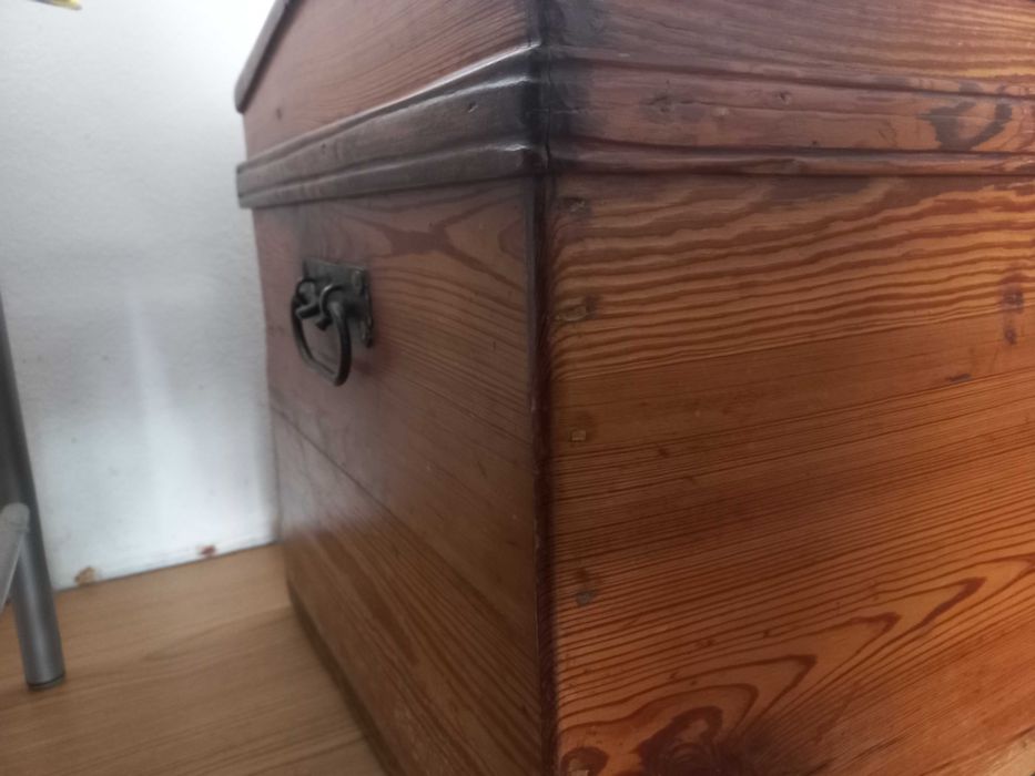 Baú em madeira maciça