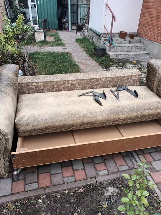 Продам диван на перетяжку