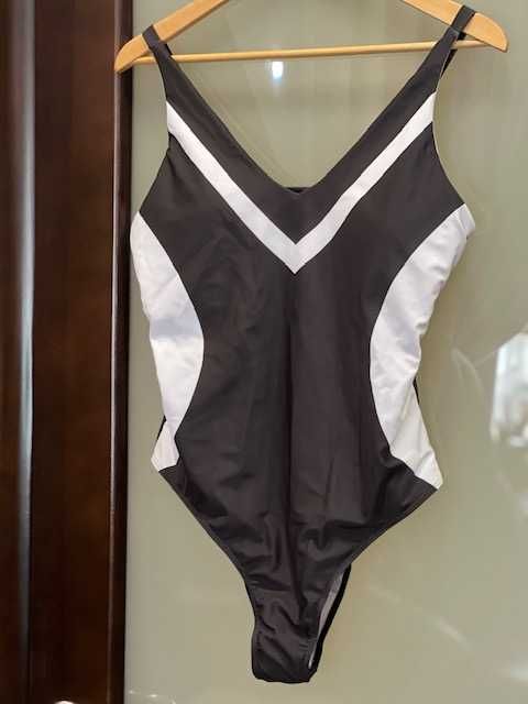 Купальник чорного кольору з білими вставками. Новий.