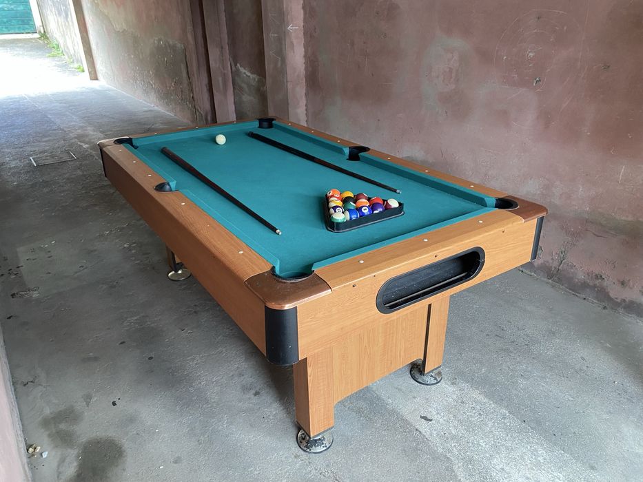Bilhar snooker com tacos e bolas