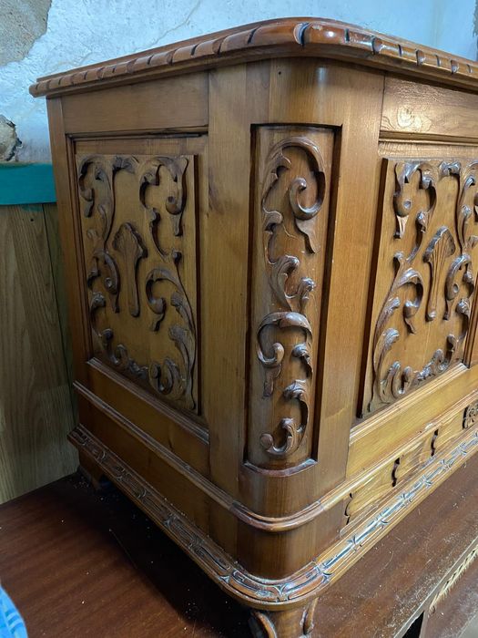 Arca em madeira talhada