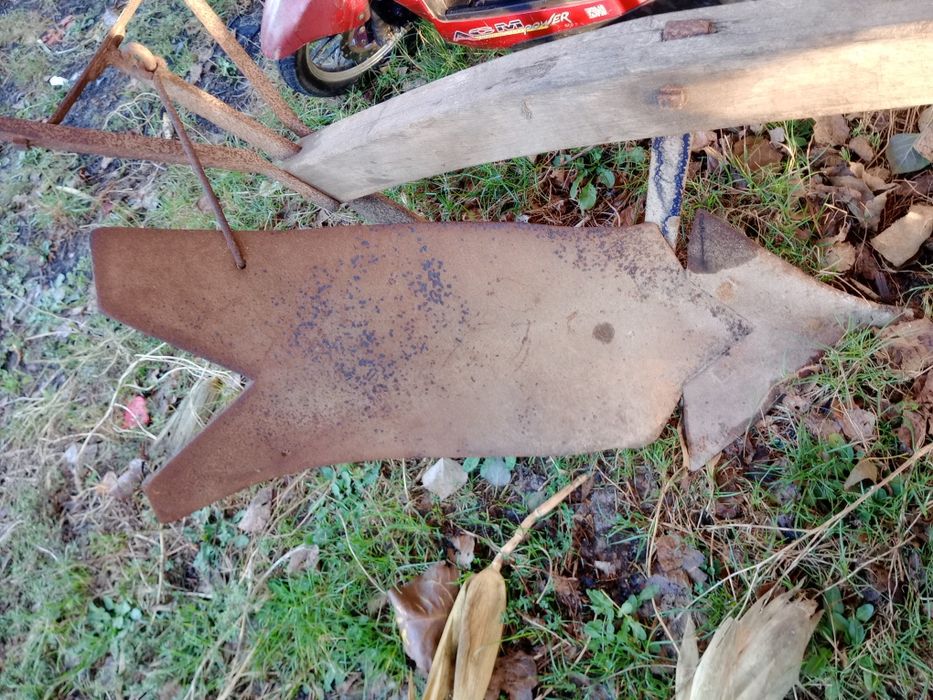 Vendo charrua antiga de madeira em bom estado