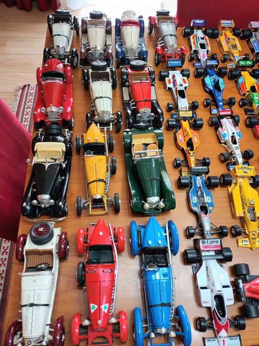 78 carros. Fantástica coleção Burago “Made in Italy” 1/18 ou 1:80