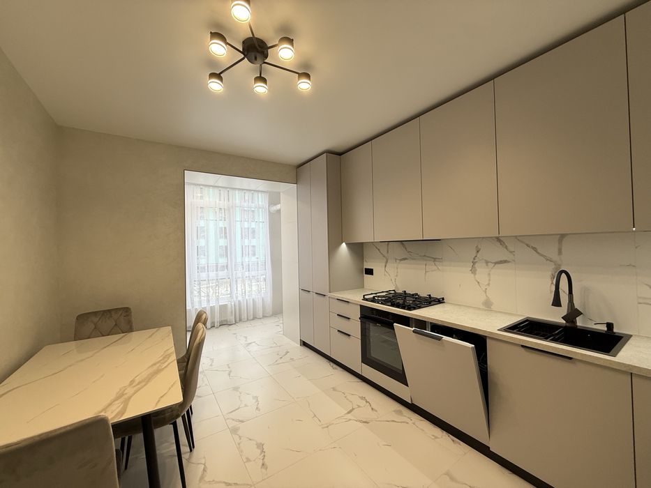 Здається 2-х к квартира в центрі, перша здача, жк закритого типу