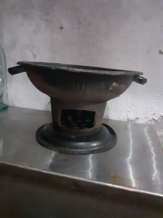 Fogão a carvão em bom estado.
