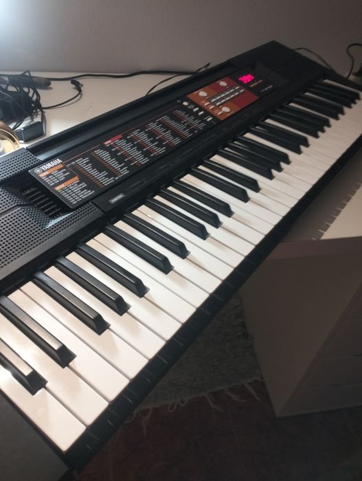 Piano digital PSR F51