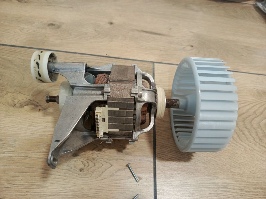 Silnik do suszarki Bosch wraz z wentylatorem