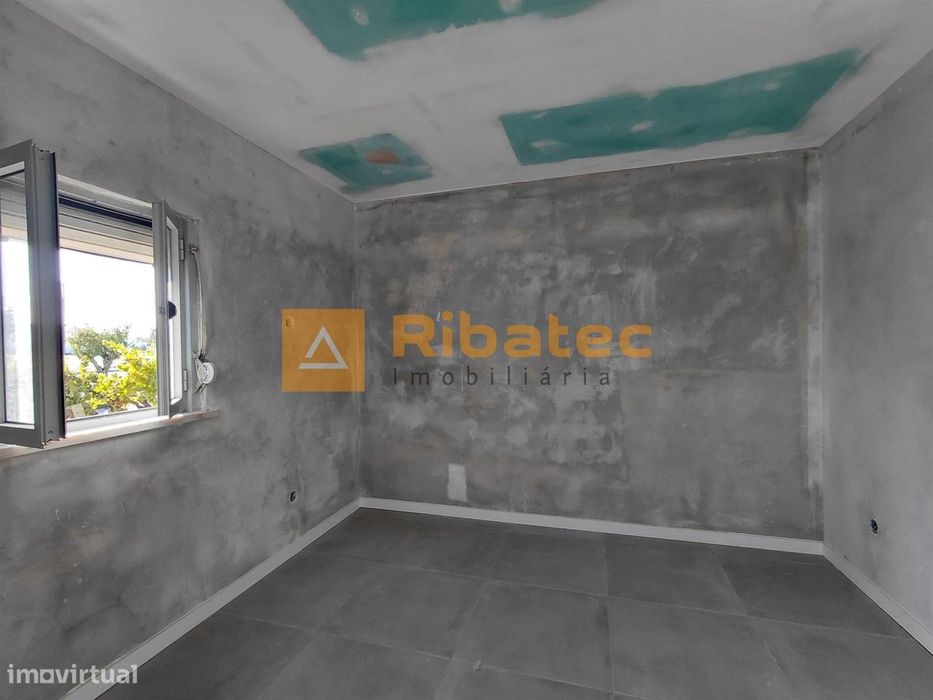 Moradia T2 remodelada com terreno na Fajarda