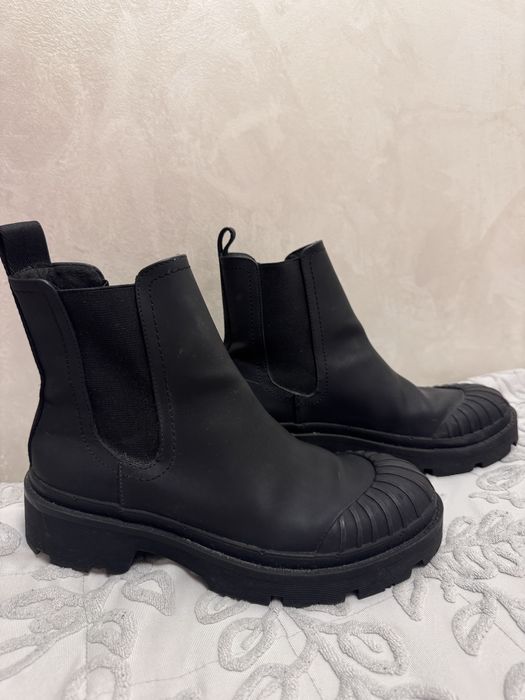 Продам чёрные ботинки челси Zara на массивной подошве.