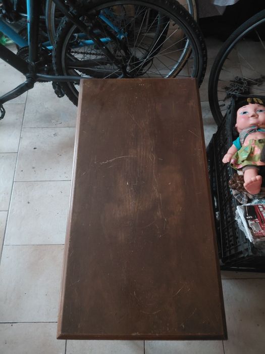 Mesinha antiga pequena de madeira de sala de estar. 25€