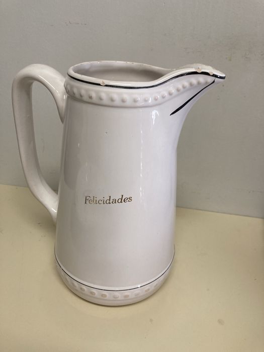 Prato e caneca em louça.