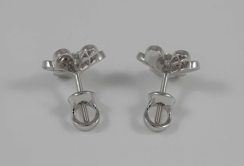 Золотые серьги-пуссеты с бриллиантами в стиле Van Cleef