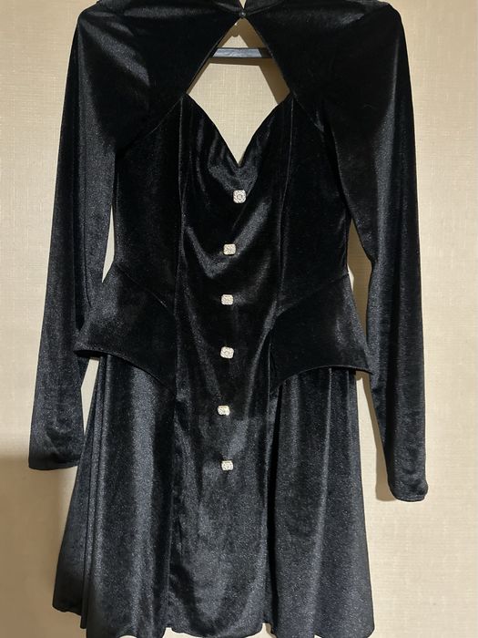 Елегантна велюрова сукня