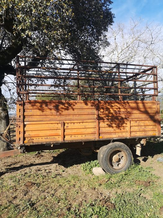 Reboque de gado com grades