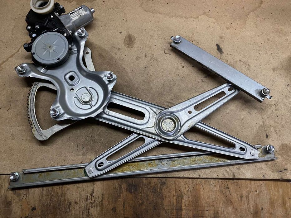 Передній правий пасажирський механізм склопідйомника Тойота Авенсіс