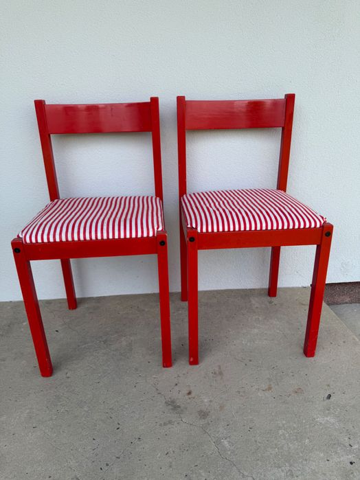 Krzesła drewniane w kolorze czerwonym