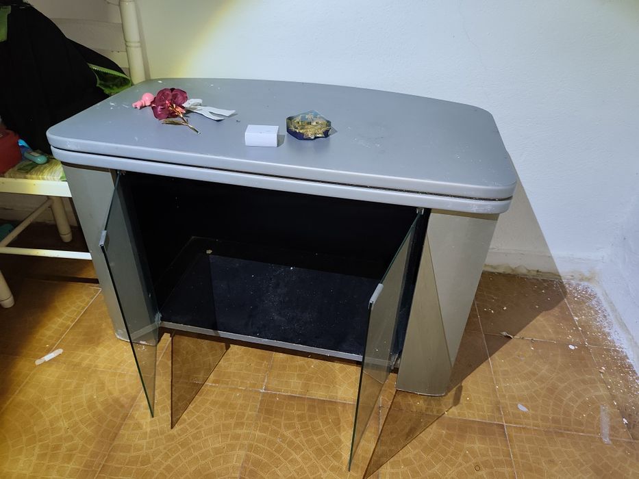 Móvel para TV metal com portas em vidro