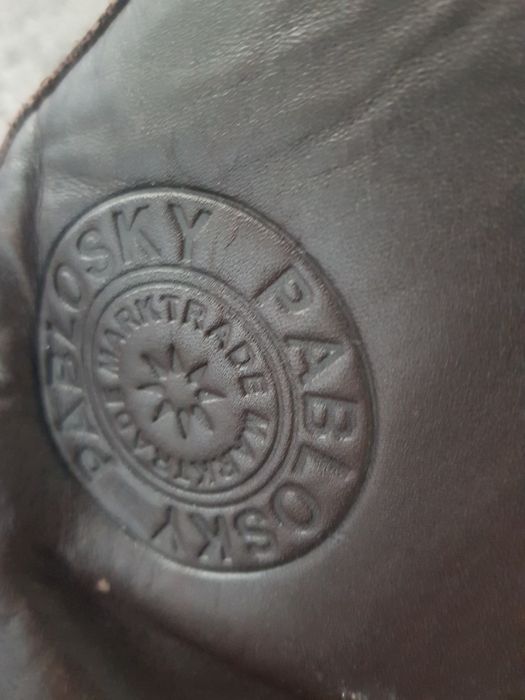 Botas castanhas com pouvo uso.