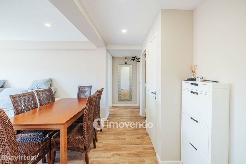 Apartamento T2 com boas áreas e muita luz natural, em Telheiras