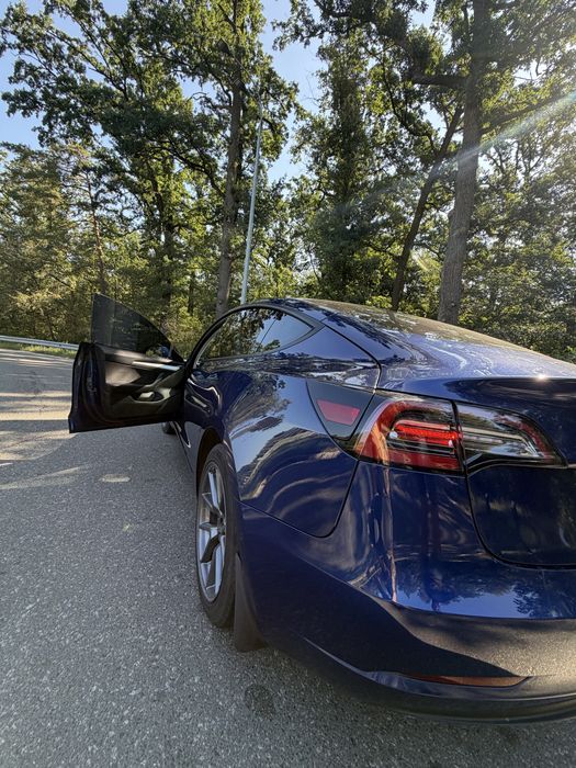 Автомобіль Tesla Model 3 2022