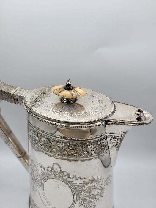 Posrebrzany dzbanek do kawy