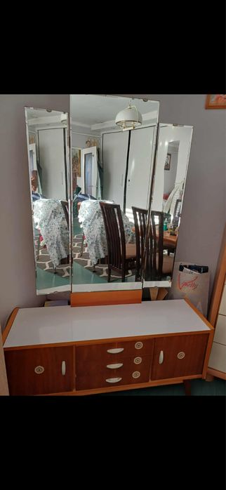 Toaletka z lustrem skladanym