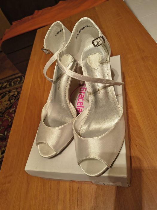 Nowe buty na szpilce