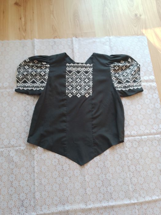Elegancka haftowana  dwuczesciowa sukienka z czasów PRL-u