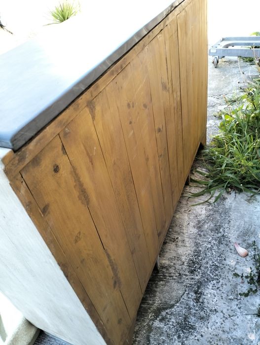 Aparador antigo, com pedra ardósia e espelhos.