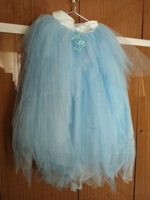 Платье нарядное голубое