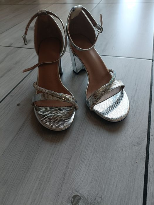 Sandały na obcasie