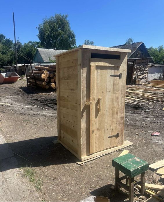 Деревʼяний туалет літній душ