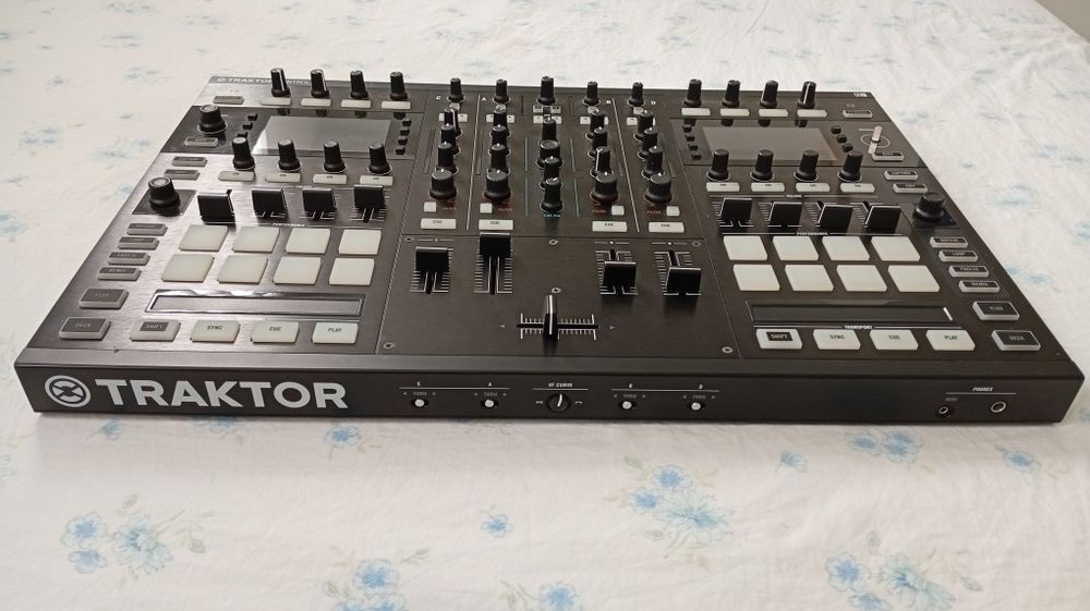 Controlador DJ TRAKTOR KONTROL S8 Native Instruments